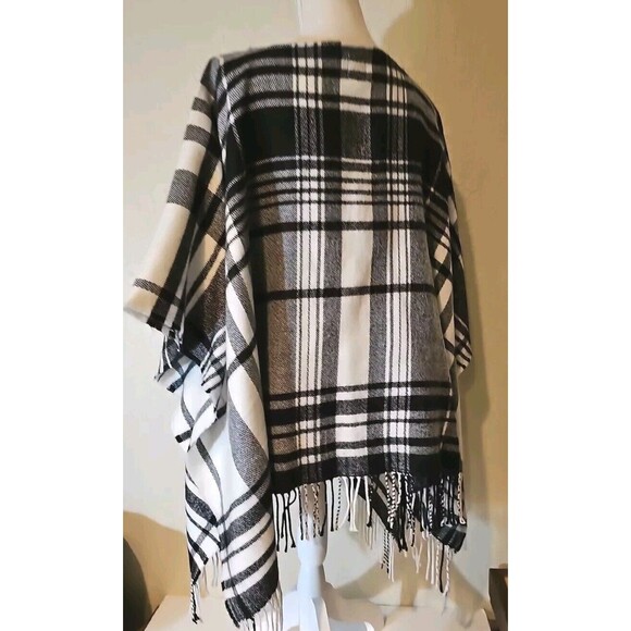 A New Day Womens Poncho One Size Fits Most Black/White Plaid Fringe Hem - Picture 3 of 9